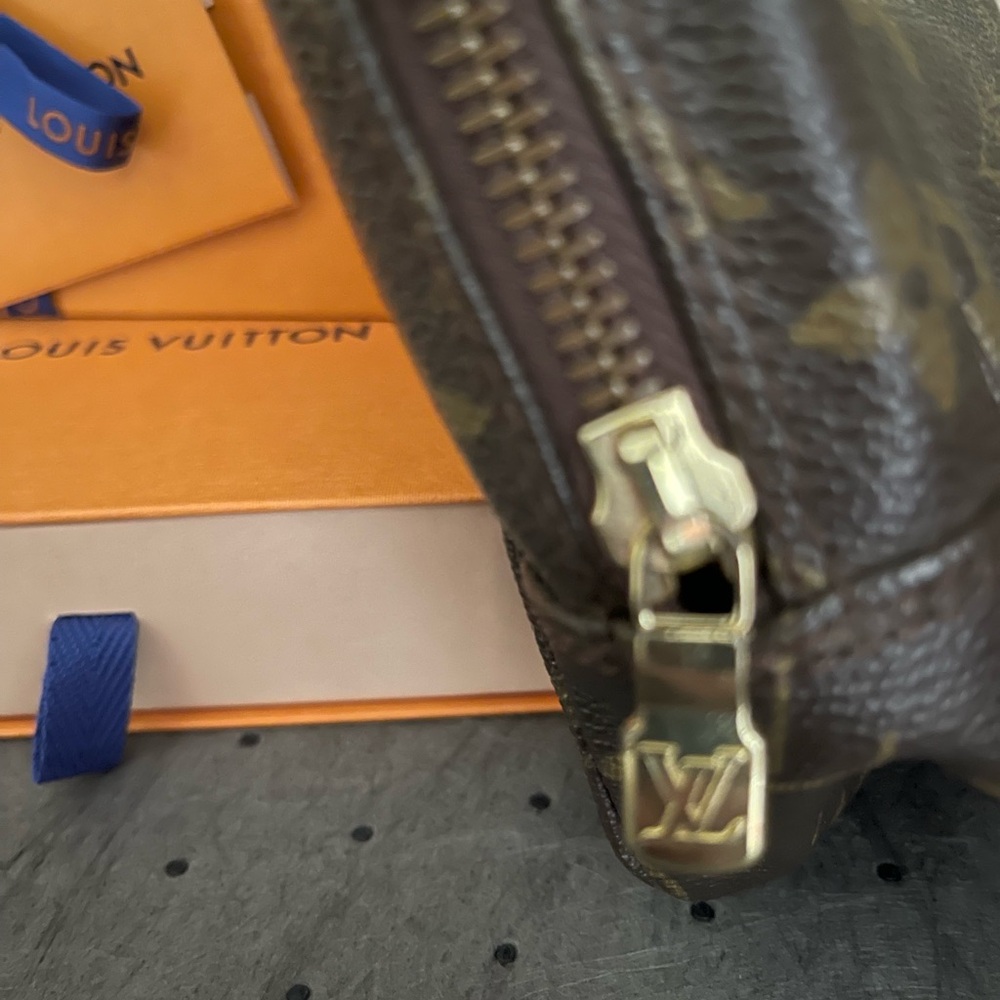 Louis Vuitton Brown Toiletry Bag with Monogram Pattern - Picture 2 of 9
